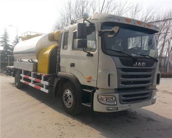 河南瀝青灑布車教你解決放出機(jī)油帶泡泡方法