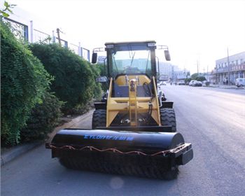 無(wú)塵清掃機(jī)廠家：億龍教你選購(gòu)好的掃路車(chē)！